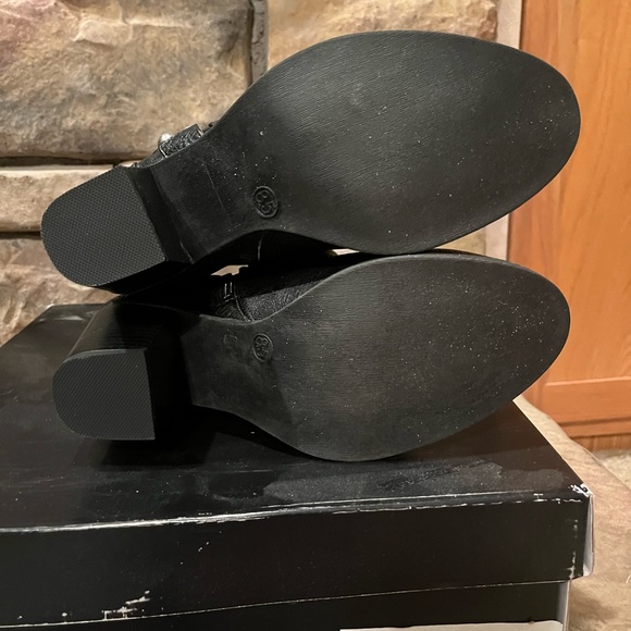 Short Black Boot with Rivets NIB - Picture 3 of 6